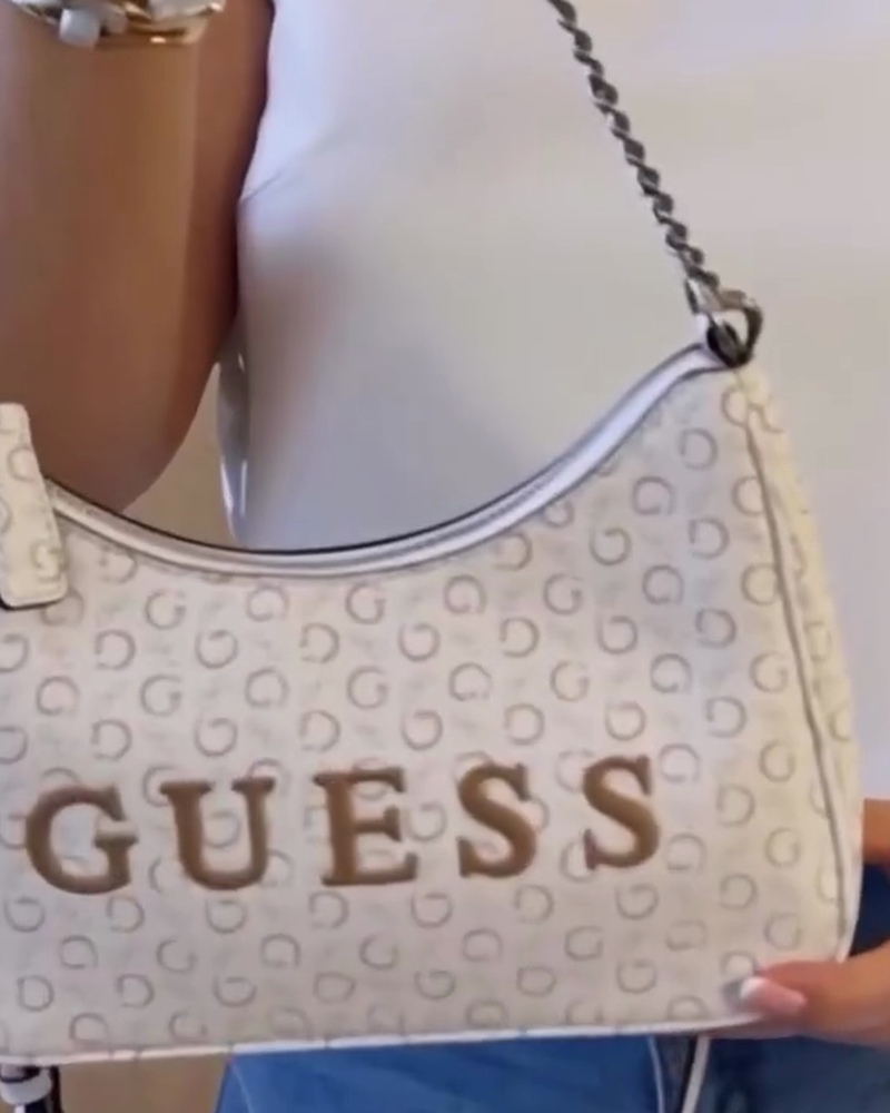 Cartera Guess monograma crema con cadena